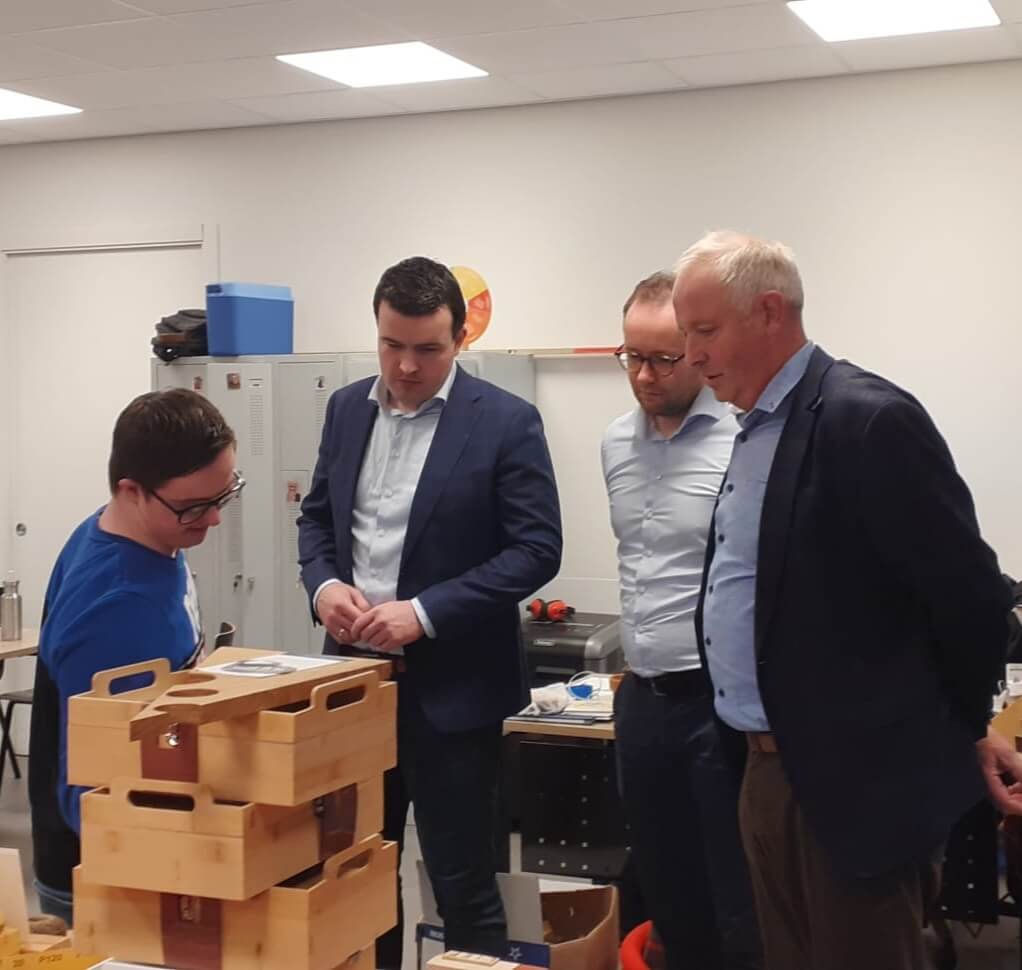 William laat trots zijn werk zien tijdens de rondleiding aan de raadsleden.