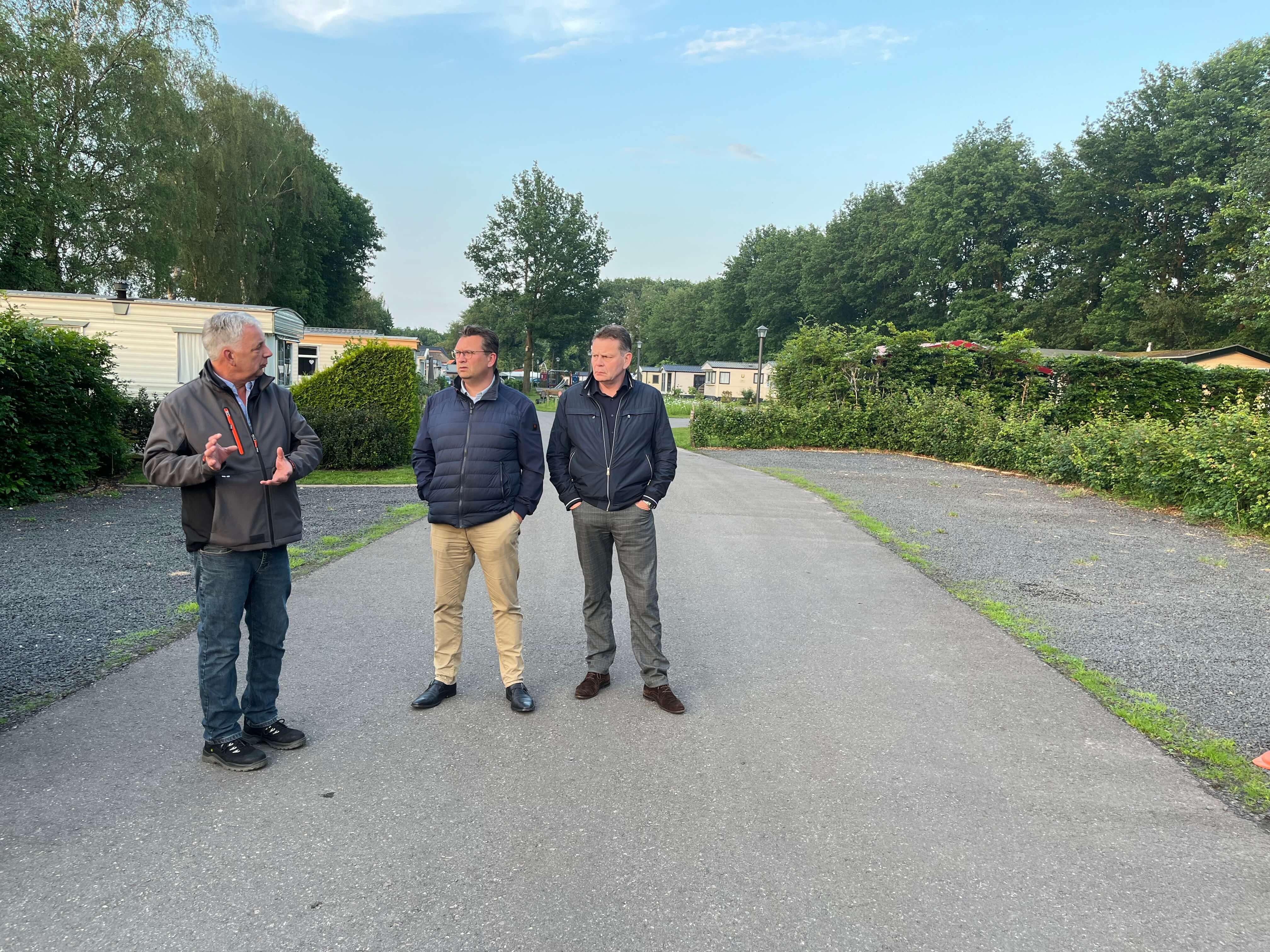 Raadsleden Marcel van Klompenburg en Reinier de Bruin op bezoek bij Camping de Meulebarg